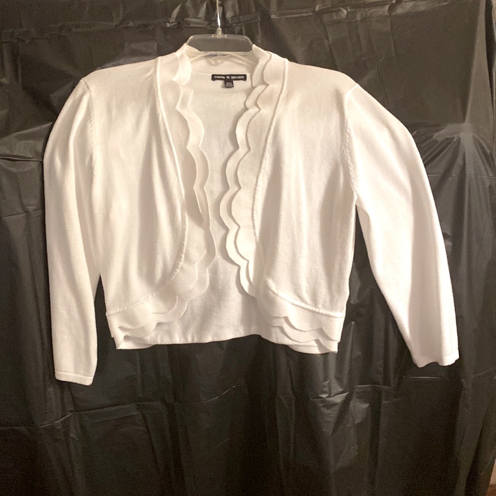 Sweater open front. Color White Size M Excellent condition.